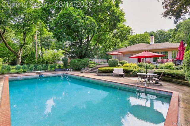 3821 Lakecrest Drive Drive, Bloomfield Hills, MI 48304