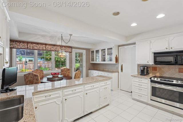 3821 Lakecrest Drive Drive, Bloomfield Hills, MI 48304