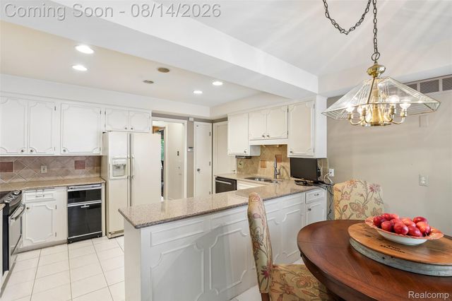 3821 Lakecrest Drive Drive, Bloomfield Hills, MI 48304