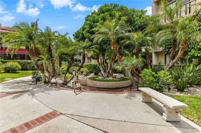 5216 Yarmouth Avenue 105, Encino, CA 91316