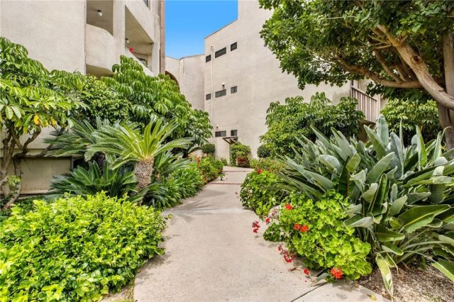 5216 Yarmouth Avenue 105, Encino, CA 91316