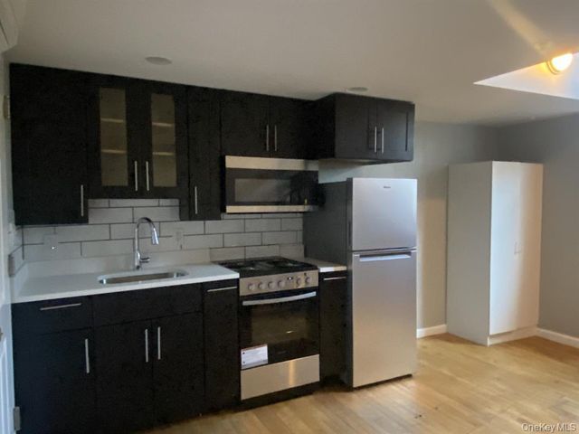 94 4th Avenue 203, Bay Shore, NY 11706