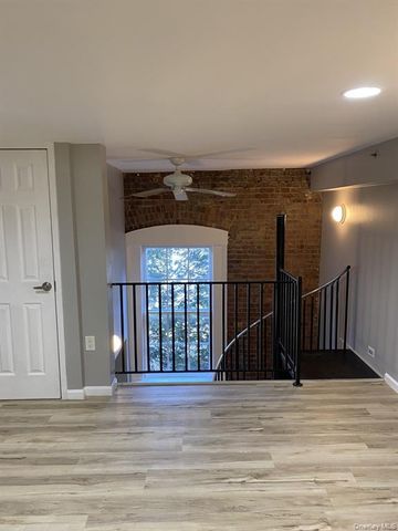 94 4th Avenue 203, Bay Shore, NY 11706