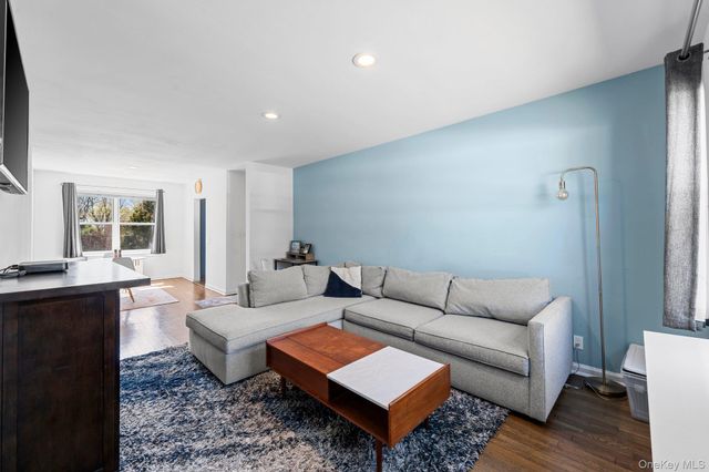 23 Edwards Street 2A, Roslyn Heights, NY 11577