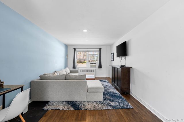 23 Edwards Street 2A, Roslyn Heights, NY 11577