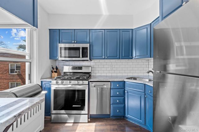 23 Edwards Street 2A, Roslyn Heights, NY 11577