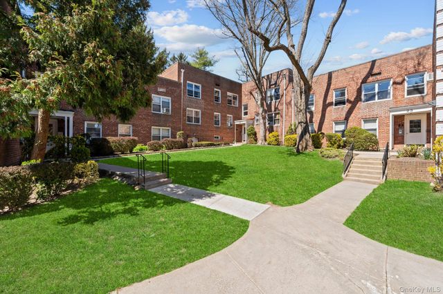 23 Edwards Street 2A, Roslyn Heights, NY 11577