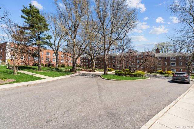 23 Edwards Street 2A, Roslyn Heights, NY 11577