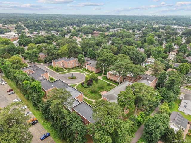 23 Edwards Street 2A, Roslyn Heights, NY 11577