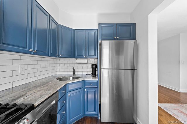 23 Edwards Street 2A, Roslyn Heights, NY 11577