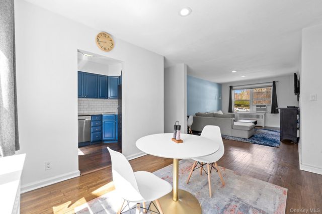 23 Edwards Street 2A, Roslyn Heights, NY 11577