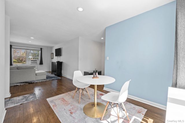 23 Edwards Street 2A, Roslyn Heights, NY 11577