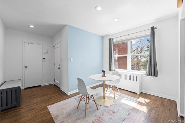 23 Edwards Street 2A, Roslyn Heights, NY 11577