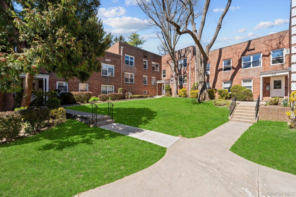 23 Edwards Street 2A, Roslyn Heights, NY 11577