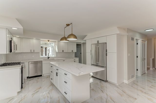 311 Montclare Lane, Wood Dale, IL 60191