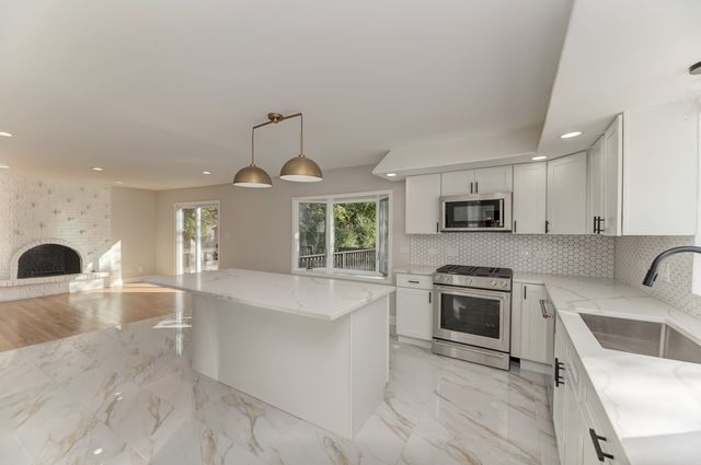 311 Montclare Lane, Wood Dale, IL 60191