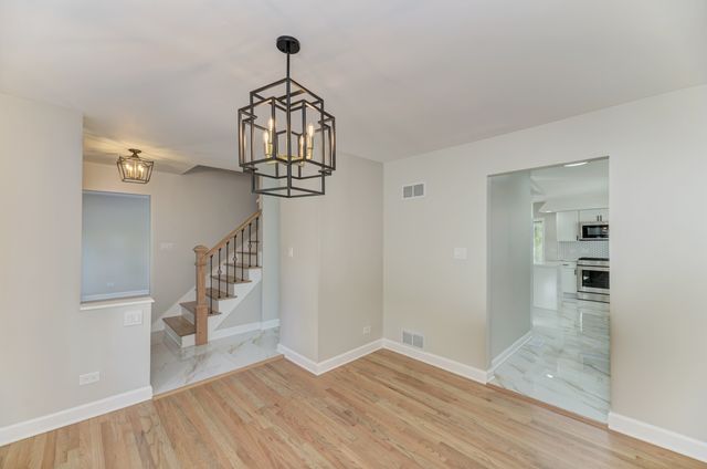 311 Montclare Lane, Wood Dale, IL 60191