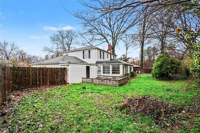 1011 Chatham Place, Rocky River, OH 44116