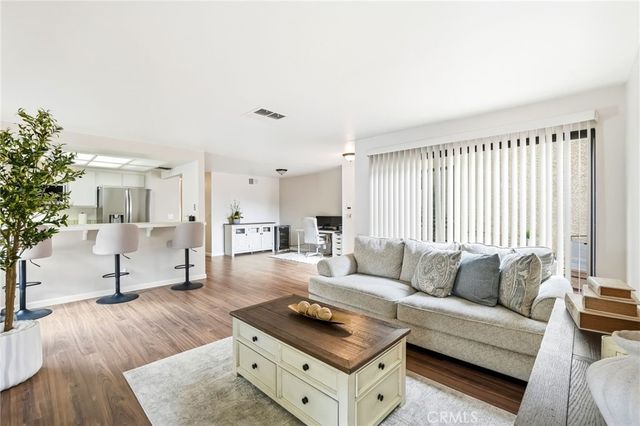 7255 Balboa 20, Lake Balboa, CA 91406