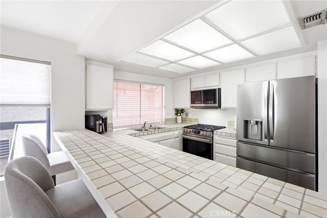 7255 Balboa 20, Lake Balboa, CA 91406