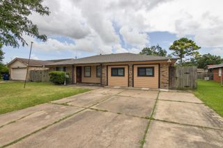 2105 21st Avenue N, Texas City, TX 77590