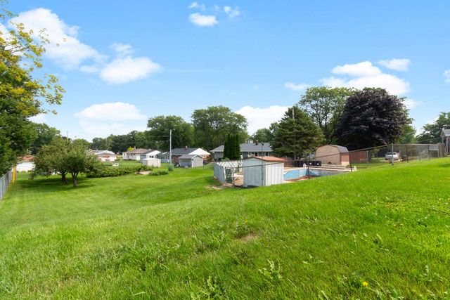 8826 S Patricia BOULEVARD, Oak Creek, WI 53154