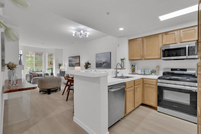 320 Caldecott 116, Oakland, CA 94618