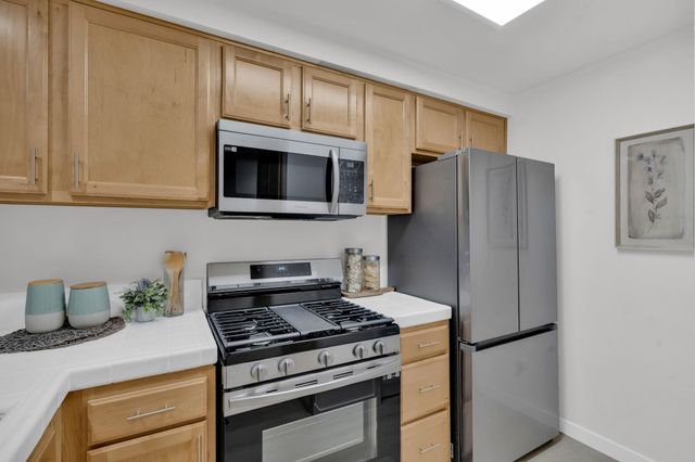 320 Caldecott 116, Oakland, CA 94618