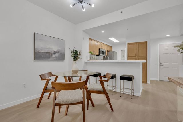 320 Caldecott 116, Oakland, CA 94618