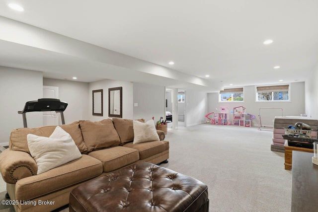 4925 Carriage Pass Pl, Louisville, KY 40299