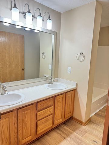 10141 Sutton Drive 7, Urbandale, IA 50322