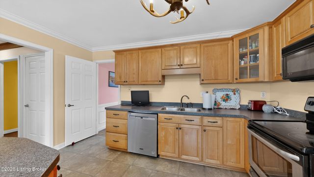 2406 Phoenix Hill Dr, Louisville, KY 40207