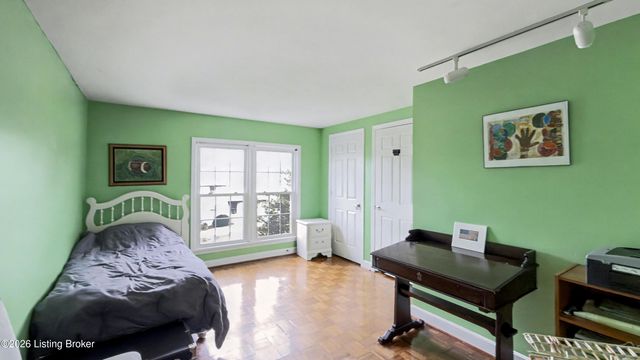 2406 Phoenix Hill Dr, Louisville, KY 40207