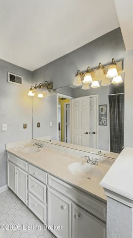 2406 Phoenix Hill Dr, Louisville, KY 40207