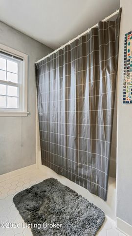 2406 Phoenix Hill Dr, Louisville, KY 40207