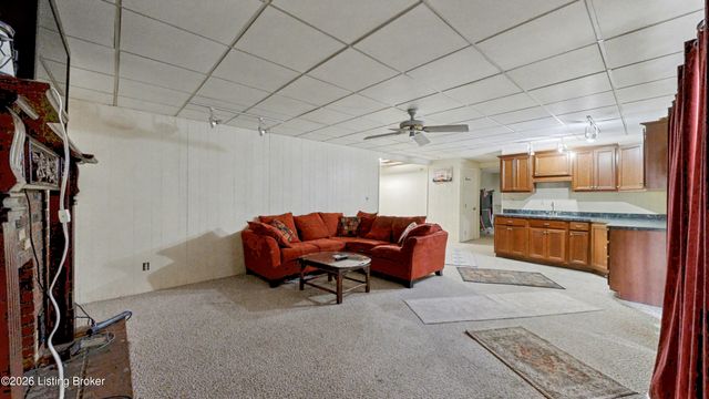 2406 Phoenix Hill Dr, Louisville, KY 40207