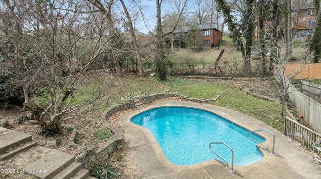 2406 Phoenix Hill Dr, Louisville, KY 40207