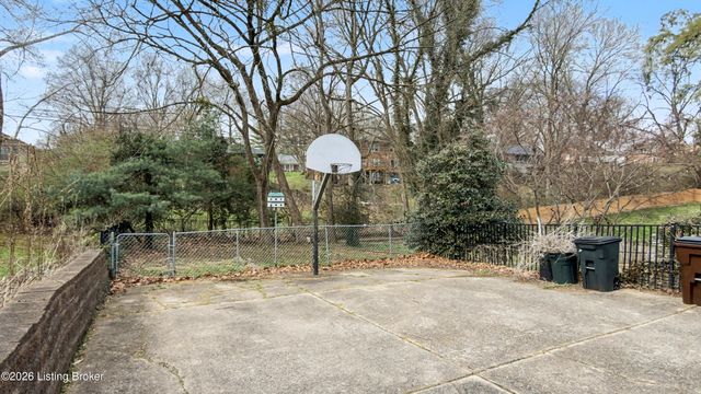 2406 Phoenix Hill Dr, Louisville, KY 40207