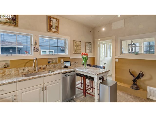 5816 S CORBETT Ave, Portland, OR 97239