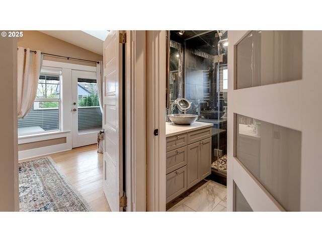 5816 S CORBETT Ave, Portland, OR 97239