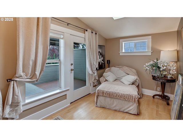 5816 S CORBETT Ave, Portland, OR 97239