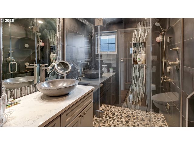 5816 S CORBETT Ave, Portland, OR 97239