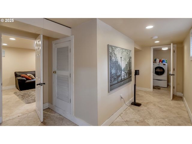 5816 S CORBETT Ave, Portland, OR 97239