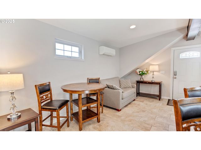 5816 S CORBETT Ave, Portland, OR 97239