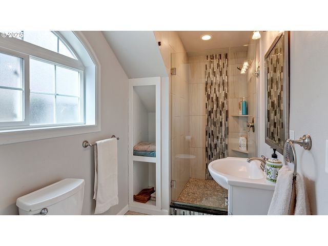 5816 S CORBETT Ave, Portland, OR 97239