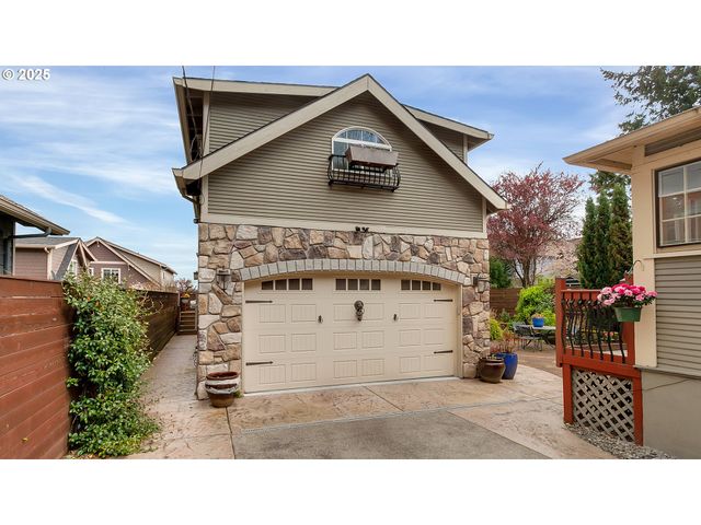 5816 S CORBETT Ave, Portland, OR 97239