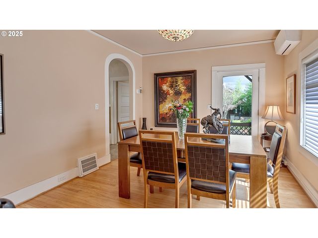 5816 S CORBETT Ave, Portland, OR 97239