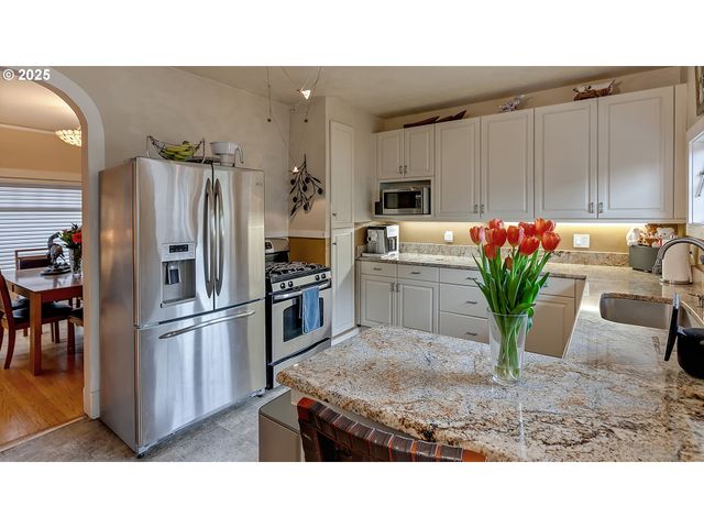 5816 S CORBETT Ave, Portland, OR 97239