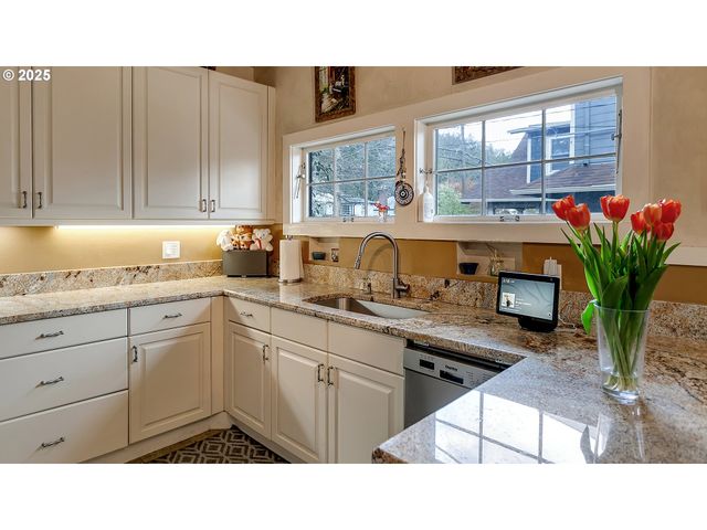 5816 S CORBETT Ave, Portland, OR 97239