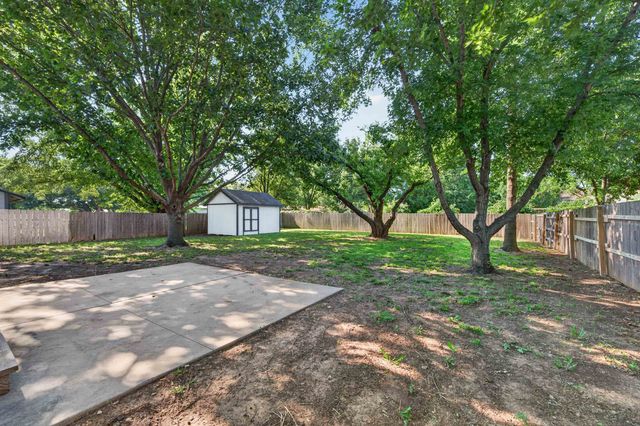 207 E North Point Dr, Derby, KS 67037